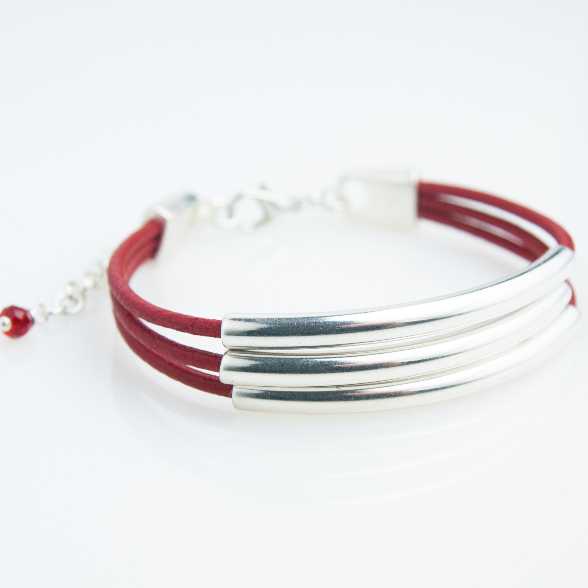 Bracelet cuir 2 cordons plats rouge et rouge cloutés or, fermoir